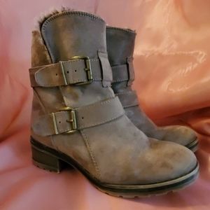 SIZE 6 WHITE MOUNTAIN BOOTS